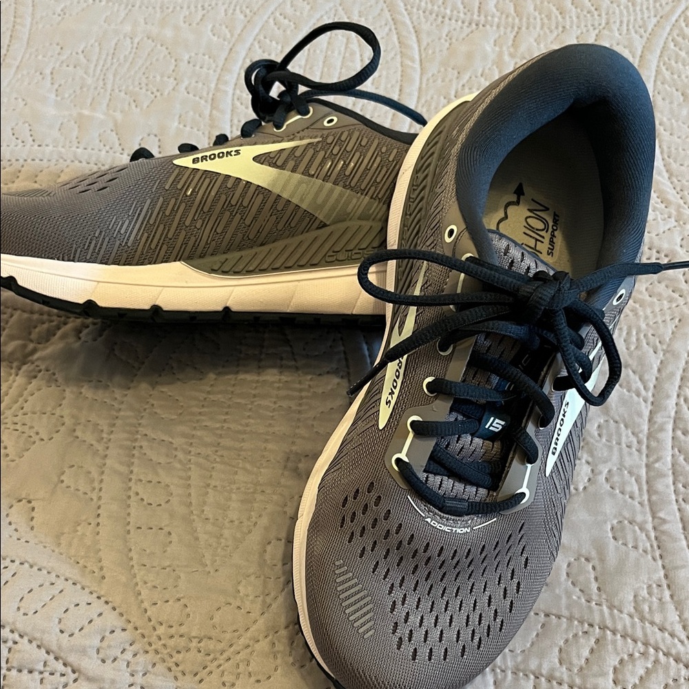 Brooks Women's Gray and Black Sneakers